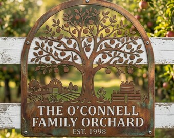 Puede incluir: Un letrero de metal arqueado y rústico con un manzano, un granero y cajas de manzanas cortados con láser. El texto dice THE O'CONNELL FAMILY ORCHARD EST. 1998. El metal tiene un acabado de pátina marrón oxidada con tornillos visibles.