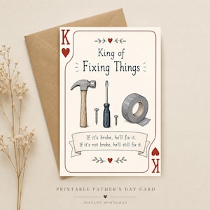Puede incluir: Una tarjeta de felicitación diseñada como una carta de juego con un borde rojo y la letra K en las esquinas. Presenta un martillo, un destornillador, dos tornillos y un rollo de cinta adhesiva con el texto King of Fixing Things y If it's broke, he'll fix it. If it's not broke, he'll still fix it.