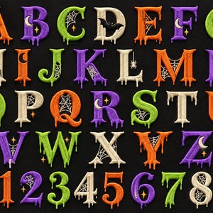 Peut inclure: Un ensemble complet de lettres de l'alphabet et de chiffres de zéro à neuf brodés, sur le thème d'Halloween avec des bords dégoulinants, des toiles d'araignée, des araignées, des chauves-souris et des croissants de lune en fil orange, violet, vert lime et blanc cassé.