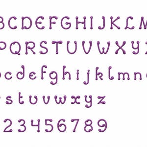 Op de afbeelding: Een complete set paarse, getextureerde en glitterende alfabetletters in zowel hoofdletters als kleine letters, samen met de cijfers nul tot en met negen. Elk teken heeft een afgeronde, bubbelachtige letterstijl met een glinsterende afwerking.