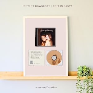 Puede incluir: Una impresión digital que muestra una caja de CD con una foto de dos personas titulada Best of Friends, una lista de diez canciones y un código QR. El diseño incluye un disco CD de color beige y un fondo rosa claro, presentado como póster.