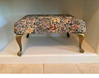 Vintage Gepolsterter Fuß Hocker Ottomane Messingbeine Floraler Wandteppich Wohnkultur