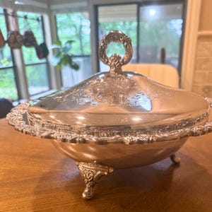 Fuente para servir Oneida de plata ornamentada con tapa.