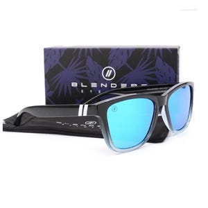 K&ouml;nnte beinhalten: Schwarze Sonnenbrille mit blau verspiegelten Gl&auml;sern und schwarzem Etui. Die Sonnenbrille hat einen quadratischen Rahmen und der Markenname "BLENDED EYE" ist auf der Box zu sehen. Die Gl&auml;ser sind polarisiert.