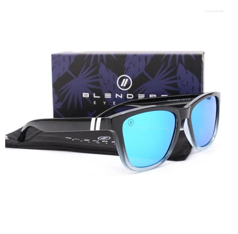 K&ouml;nnte beinhalten: Schwarze Sonnenbrille mit blau verspiegelten Gl&auml;sern und schwarzem Etui. Die Sonnenbrille hat einen quadratischen Rahmen und der Markenname "BLENDED EYE" ist auf der Box zu sehen. Die Gl&auml;ser sind polarisiert.