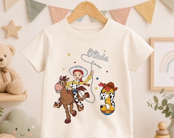 Camiseta de cumpleaños personalizada de Jessie, camiseta gráfica de Toy Story para niña con nombre y edad personalizados, linda camiseta de vaquera para niños, sudadera de fiesta.