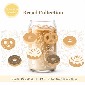 Pode incluir: Um copo de vidro transparente em formato de lata cheio de café gelado, decorado com um padrão de donuts, pretzels e rolinhos de canela ilustrados. O texto diz Little sofa Studio, Bread Collection, e Digital Download / PNG / For 16oz Glass Cups.