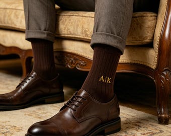 Gerippte Braun Benutzerdefinierte Initial Luxus Herrensocken, personalisierte Initial gestickte Hochzeitssocken, elegante Hochzeitsfeier Socken, Geschenk für Papa