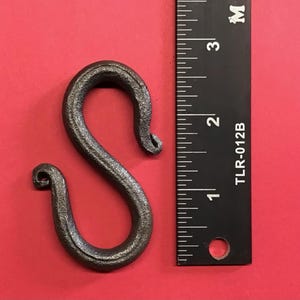 Wieszak S-Hook z kutego żelaza, pręt okrągły 5/16", długość 2 3/4", kuty ręcznie przez kowala Worthington Forge