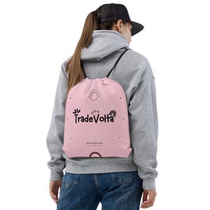 Sac de sport rose avec cordon de serrage en polyester à imprimé vif (15 x 17 po.)