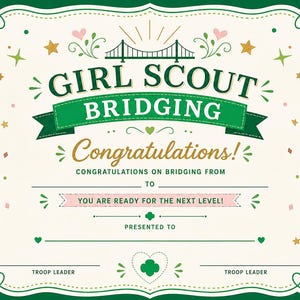 Op de afbeelding: Een Girl Scout Bridging-certificaat met een groen en wit ontwerp. Het certificaat bevat de woorden "Girl Scout Bridging" en "Gefeliciteerd!" samen met decoratieve elementen zoals sterren, harten en een brugillustratie. De tekst "Je bent klaar voor het volgende niveau!" is ook opgenomen.