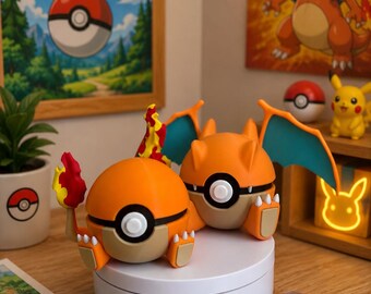 Puede incluir: Dos figuras esféricas de color naranja y bronceado que se asemejan a Charizard con alas pequeñas, garras y colas con llamas. Cada figura presenta un diseño de botón circular central en blanco y negro. Están sobre una base blanca.