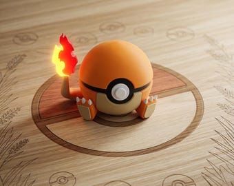 Puede incluir: Una figura naranja de Charmander con una cola de fuego se encuentra sobre una superficie de madera. La figura está colocada sobre un diseño de Poké Ball de madera. El fondo presenta diseños de Poké Ball grabados y hierba.