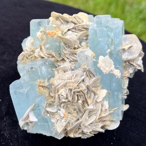 Hochwertiger Aquamarin mit Muskovit-Glimmer