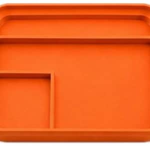 Op de afbeelding: Een oranje rechthoekige lade met afgeronde hoeken en opstaande randen. De lade is verdeeld in drie secties: een groot open gedeelte, een rechthoekig compartiment en een kleiner vierkant compartiment. De lade is gemaakt van een solide, ondoorzichtig materiaal.
