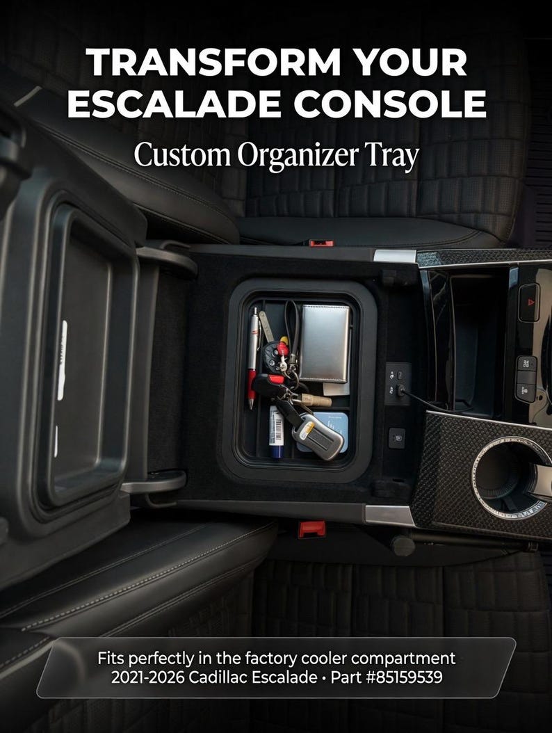 Op de afbeelding: Zwarte op maat gemaakte organizerlade voor een Cadillac Escalade-console. De lade is open en onthult compartimenten met sleutels, pennen en andere kleine items. De tekst luidt "TRANSFORM YOUR ESCALADE CONSOLE Custom Organizer Tray."