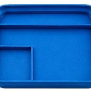Op de afbeelding: Een helderblauwe rechthoekige tray met afgeronde hoeken en opstaande randen. De tray is verdeeld in drie secties: een groot rechthoekig gebied en twee kleinere compartimenten. Het oppervlak heeft een licht getextureerd uiterlijk.