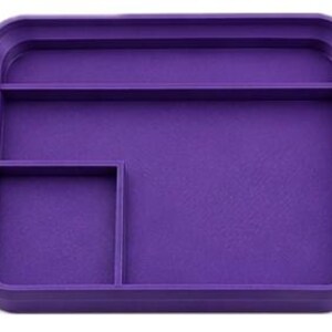 Op de afbeelding: Een rechthoekige, paarse tray met opstaande randen en drie compartimenten. De tray heeft een groot open gedeelte en twee kleinere, verdeelde secties voor organisatie. Het gladde oppervlak is effen, levendig paars.