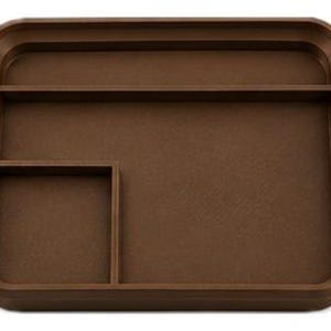Op de afbeelding: Een bruine rechthoekige tray met afgeronde hoeken en opstaande randen. De tray heeft twee interne compartimenten: een lange, smalle sectie en een kleinere vierkante sectie, ideaal voor het organiseren van kleine items.