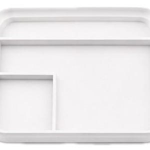 Op de afbeelding: Een witte rechthoekige tray met afgeronde hoeken en opstaande randen. De tray is verdeeld in drie secties: een groot rechthoekig gebied, een kleiner vierkant gedeelte en een lange, smalle sectie. De tray is gemaakt van een glad, stevig materiaal.