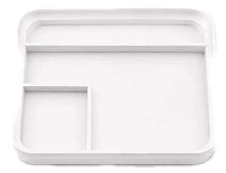 Op de afbeelding: Een witte rechthoekige tray met afgeronde hoeken en opstaande randen. De tray is verdeeld in drie secties: een groot rechthoekig gebied, een kleiner vierkant gedeelte en een lange, smalle sectie. De tray is gemaakt van een glad, stevig materiaal.