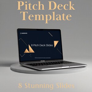 Peut inclure: Un ordinateur portable affichant un modèle de présentation avec le texte "Executive Pitch Deck Template". L'écran affiche "8 Pitch Deck Slides" avec des formes géométriques. Le texte supplémentaire comprend "8 Stunning Slides" et "Fully Editable HTML."