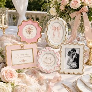 Peut inclure: Un ensemble de quatre cadres photo décoratifs en rose et blanc avec des bordures dorées. Les cadres présentent divers inserts dont un bouquet floral avec 'With Love', un nœud rose, le texte 'You are my today, and all of my tomorrows', 'A&J June 2026' et une photo en noir et blanc d'un couple.