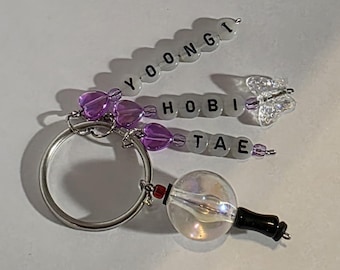 Portachiavi personalizzato con lightstick ispirato ai BTS del K-pop.