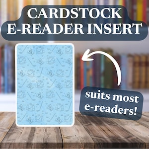 Peut inclure: Un insert pour liseuse en papier cartonné rectangulaire avec un fond bleu clair et un motif répétitif de maillots, de crosses et de palets de hockey bleu foncé. Le texte CARDSTOCK E-READER INSERT et suits most e-readers! sont visibles.