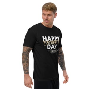 父の日おめでとう！神様より！クリスチャンTシャツ、信仰に基づいた父の日ギフト、マタイによる福音書7章11節の聖句Tシャツ、お父さんへの宗教的な贈り物