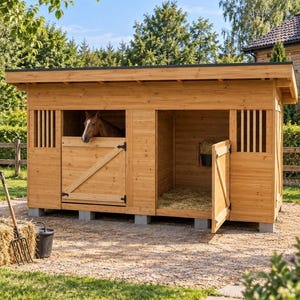 Può includere: Un rifugio per cavalli in legno con tetto piano, dotato di due stalle con sezioni superiori a doghe e porte inferiori. Una stalla contiene un cavallo, mentre l'altra è aperta con fieno sul pavimento. La struttura poggia su blocchi.