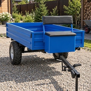 Puede incluir: Un remolque utilitario de color azul brillante con un asiento acolchado negro con respaldo, una caja de carga metálica con paneles laterales y dos neumáticos de goma negros. El remolque incluye un enganche de metal negro con soporte.
