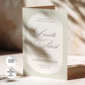 Può includere: Un libretto messa piegato con centro color crema, bordo ad arco e strisce verticali verde salvia. Il testo recita: The Nuptial Mass celebrating the union of Daniella & Patrick in the sacrament of Holy Matrimony, Saturday, 16th June 2028, St. Peter's Church, Vienna, Austria.