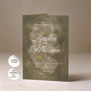 Puede incluir: Una tarjeta de programa de boda plegada con un fondo verde oliva oscuro y una ilustración floral blanca de estilo pictórico. El texto dice: THE NUPTIAL MASS CELEBRATING THE UNION OF Lauren and William IN THE SACRAMENT OF HOLY MATRIMONY.