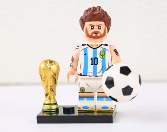 Minifigure di Leo Messi dell'Argentina con la maglia dell'Albiceleste e il trofeo della Coppa del Mondo, regalo GOAT del calcio per fidanzato, regalo di compleanno per bambini