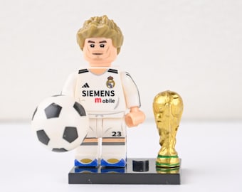 Miniatura de David Beckham com o uniforme número 23 do Real Madrid e a taça da Copa do Mundo da FIFA. Ícone da moda para exibição, presente para homens e colecionadores.