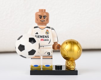 Miniatura do Ronaldo Nazário do Real Madrid, camisa branca, herói da Copa do Mundo de 2002 com a Bola de Ouro, presente para fãs de futebol e para o papai.