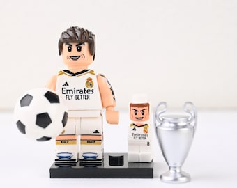 Miniatura de Toni Kroos com o uniforme número 8 do Real Madrid e o troféu da Liga dos Campeões. Maestro do meio-campo, presente de aposentadoria para fãs, decoração de escritório para homens.