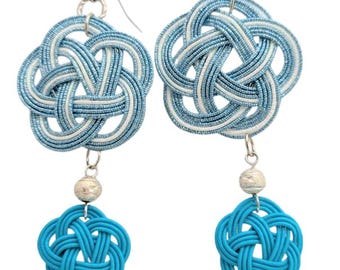 Pendientes japoneses MIZUHIKI con nudo de ciruela – Mizuhiki azul con cuentas de plata, regalo hecho a mano desde Japón