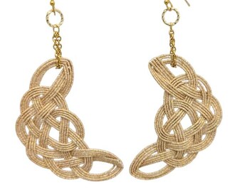 Pendientes japoneses con nudo lunar | Luna creciente dorada, símbolo de salud y buena suerte | Joyería minimalista para regalar