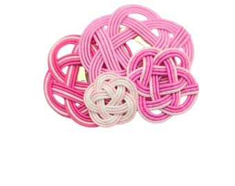 Broche rosa de camelia y nudo de ciruelo Mizuhiki | Joyería japonesa de buena fortuna | Regalo hecho a mano para ella