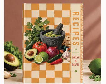 Puede incluir: Un libro de cocina de tapa dura titulado RECIPES BY ROSLYN & MARIA con un fondo de cuadros amarillos y blancos. La portada muestra un mortero gris oscuro lleno de guacamole, rodeado por un aguacate, tomate, cebolla, lima y chiles.
