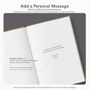 Puede incluir: Diario abierto con lomo verde y p&aacute;ginas blancas. El texto de la izquierda dice "P&aacute;gina de dedicatoria" e "Incluya un mensaje personalizado". La p&aacute;gina de la derecha tiene el texto "Para todas tus ideas, sue&ntilde;os y todo en lo que te est&aacute;s convirtiendo. Con amor, mam&aacute;."