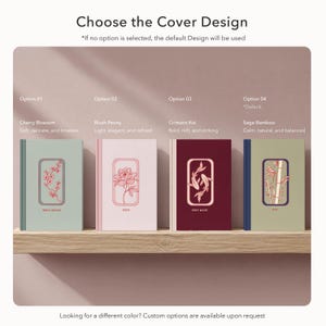 Puede incluir: Cuatro cuadernos con diferentes dise&ntilde;os de portada se muestran en una estanter&iacute;a de madera. Las portadas presentan un dise&ntilde;o de flor de cerezo, peon&iacute;a, carpa koi carmes&iacute; y bamb&uacute; salvia. El texto "Choose the Cover Design" est&aacute; en la parte superior.