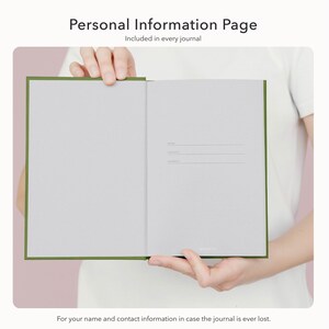 Puede incluir: Un diario abierto con una cubierta verde, que muestra una p&aacute;gina de informaci&oacute;n personal. La p&aacute;gina incluye l&iacute;neas para nombre, contacto y direcci&oacute;n. El texto en la parte superior dice "Personal Information Page" y "Included in every journal."