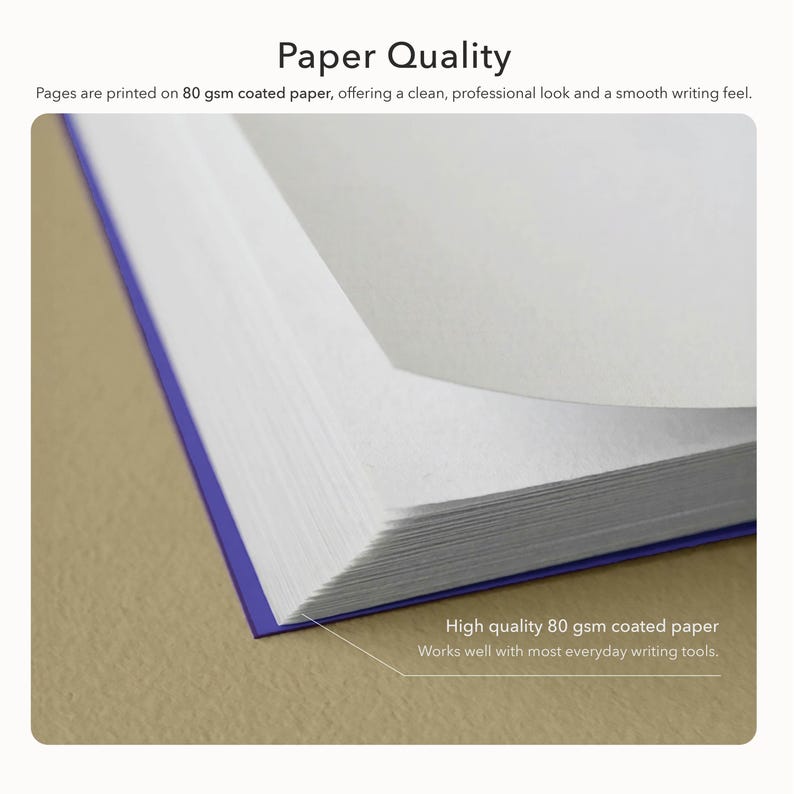 Puede incluir: Un libro abierto con p&aacute;ginas blancas y lomo morado. El texto "Paper Quality" est&aacute; en la parte superior. La imagen destaca la calidad del papel, que es papel estucado de 80 g/m&sup2;, ofreciendo un aspecto limpio, profesional y una sensaci&oacute;n de escritura suave.