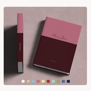 Puede incluir: Un diario y un bolígrafo a juego con un diseño de dos tonos. La mitad superior del diario y del bolígrafo es de color rosa polvoriento, mientras que la mitad inferior es de color burdeos intenso. El diario tiene el nombre "Becca Grace" y las palabras "Little Plans".