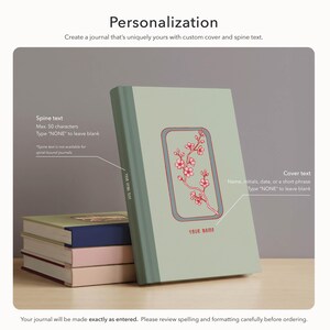 Puede incluir: Un diario personalizado con una cubierta verde claro con un dise&ntilde;o floral en un marco rectangular. El lomo es verde oscuro. El texto "YOUR NAME" es visible. La imagen incluye texto sobre la personalizaci&oacute;n de la cubierta y el lomo.