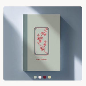 Op de afbeelding: Een saliegroen notitieboek met een rood bloemmotief in een rechthoekige lijst. De kaft van het notitieboek bevat de naam "MARIA GONZALEZ" in het rood. Het notitieboek heeft een lichtgroene rug en staat tegen een lichtblauwe achtergrond.