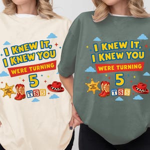 Camiseta "Lo sabía, te conocía", Es una historia de Taylor Swift, Camiseta de amistad de Taylor Swift y Toy Story 5, Camiseta de cumpleaños de Toy Story de Disneyland, Camiseta musical de Taylor Swift imagen 3